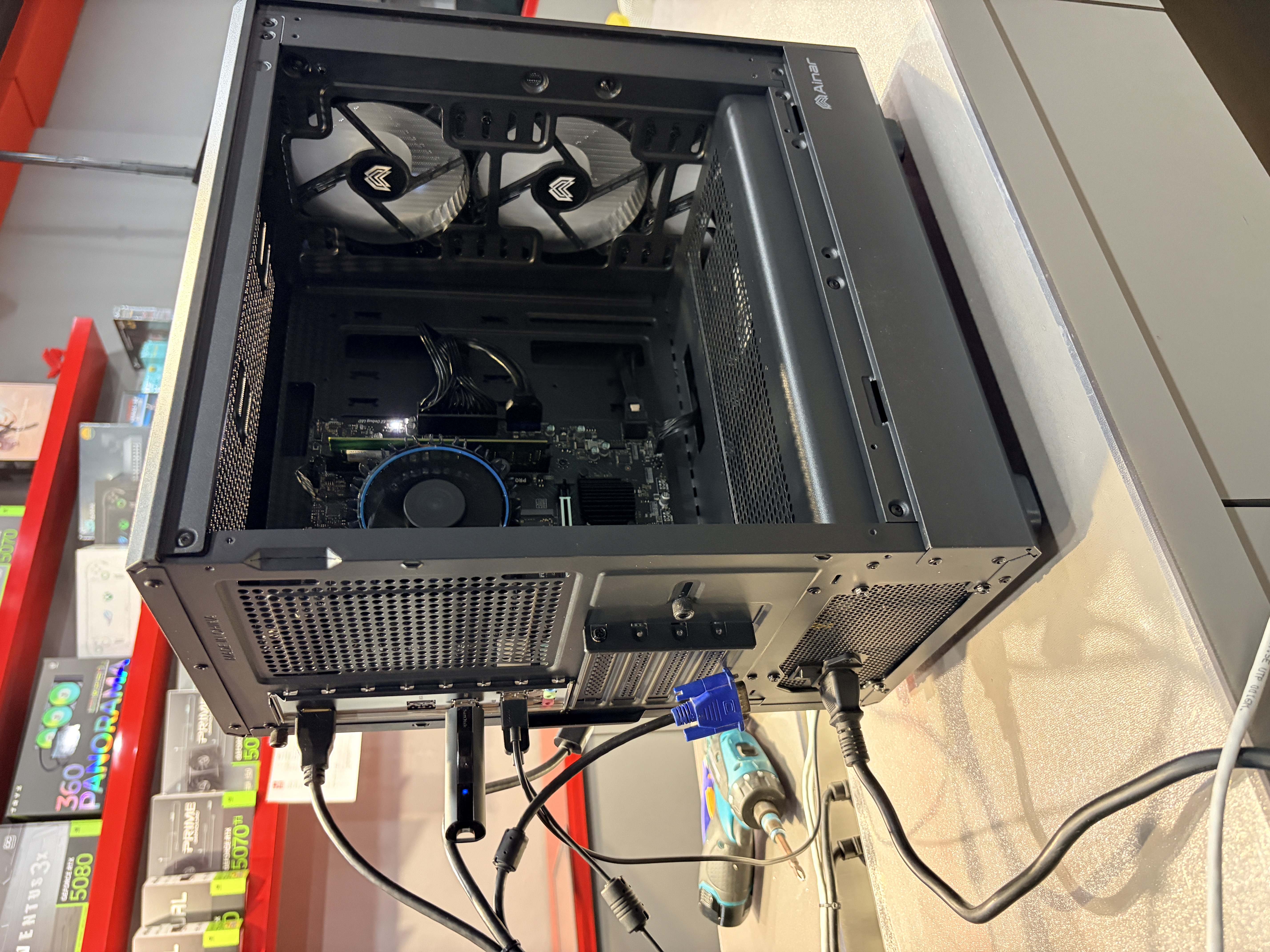 機殼背部整線與I/O介面