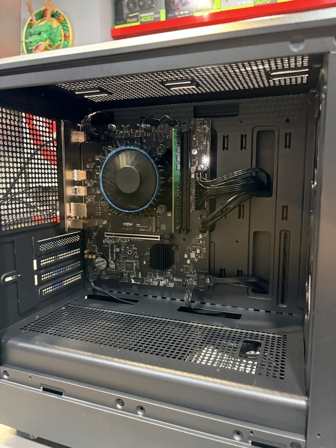 電腦內部配置全覽 原廠扇與整潔走線