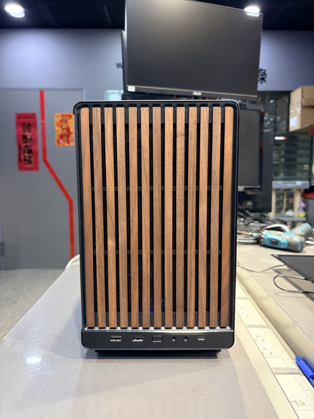 聯力 A3-mATX 機殼正面特寫 實木格柵