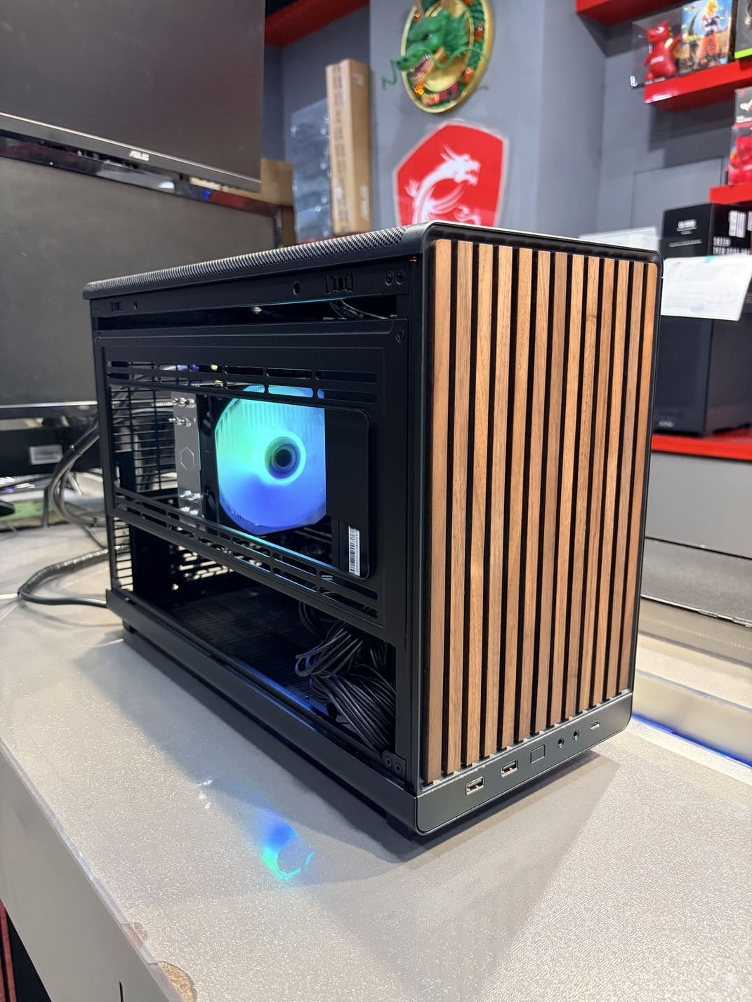 機殼側視角 展示網孔與體積