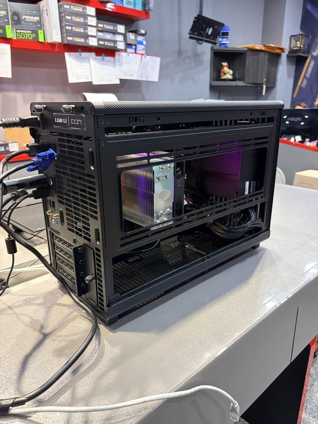 機殼背部I/O介面與電源配置