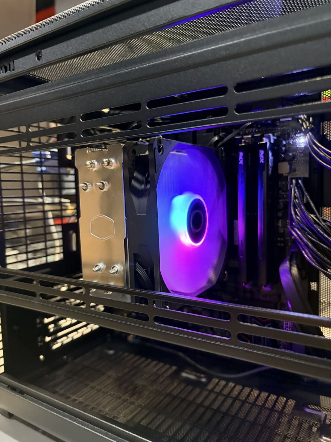 內部近照 酷碼散熱器與記憶體特寫