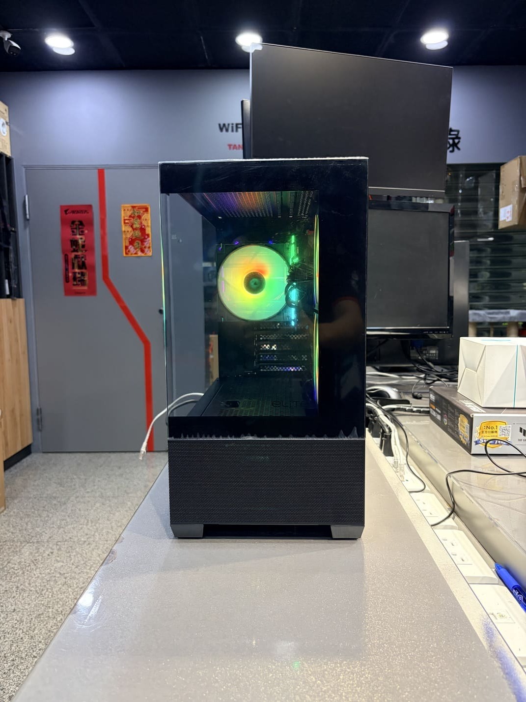 酷碼 Elite 490 機殼正面全景玻璃視角