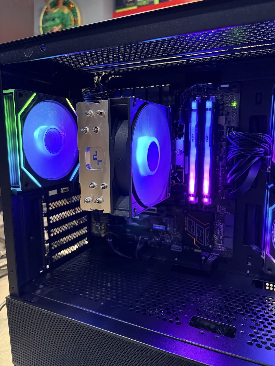 內部近照 CPU散熱器與記憶體區域