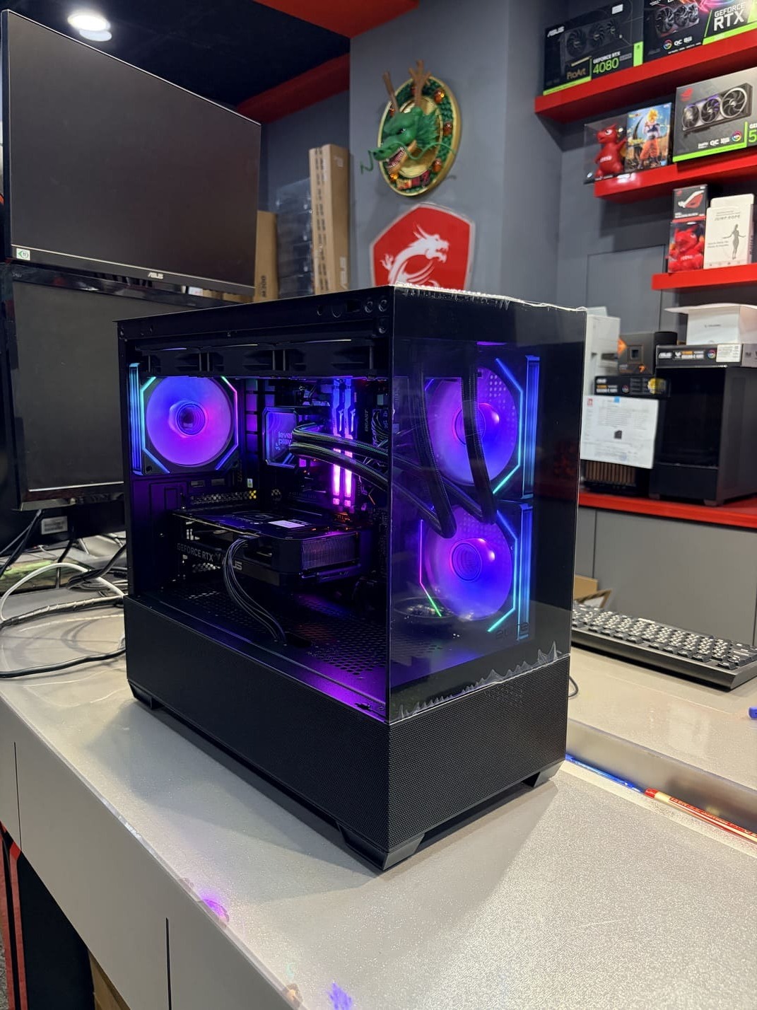 酷碼 Elite 490 機殼全景玻璃視角