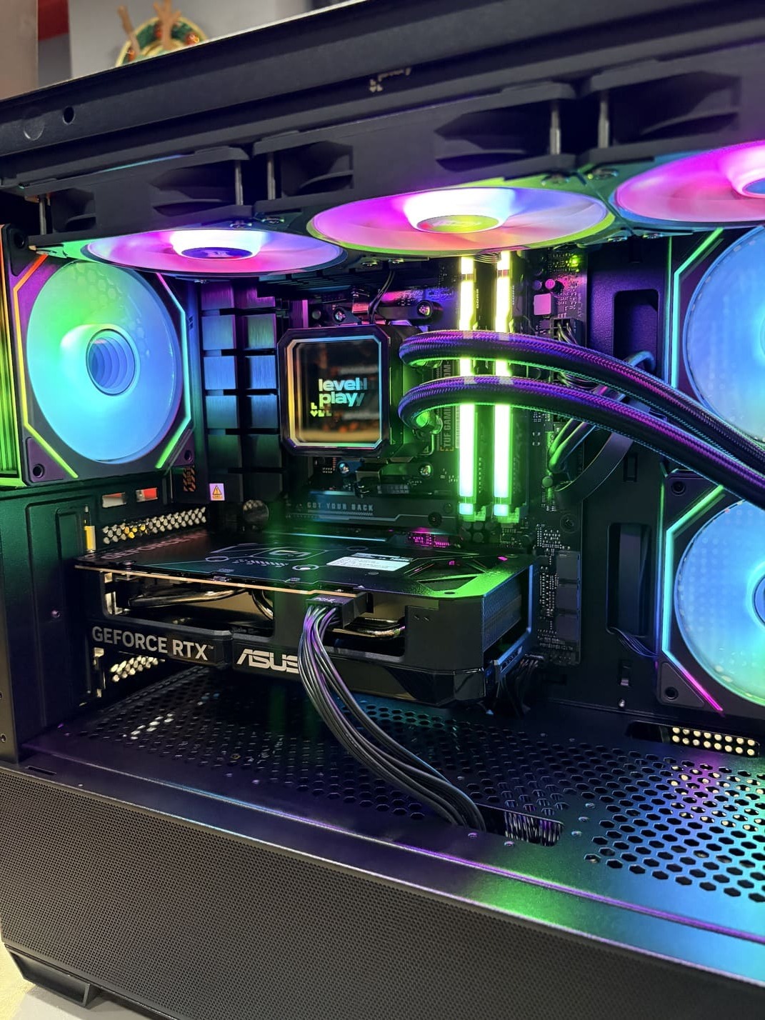 內部近照 水冷管與RGB記憶體