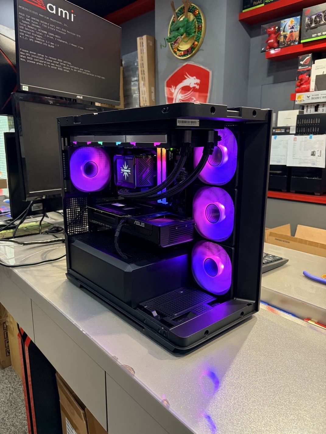 機殼側面視角 展示RGB燈效與內部配置