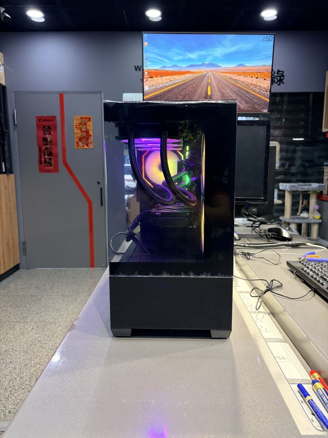 酷碼 Elite 490 機殼全景玻璃視角