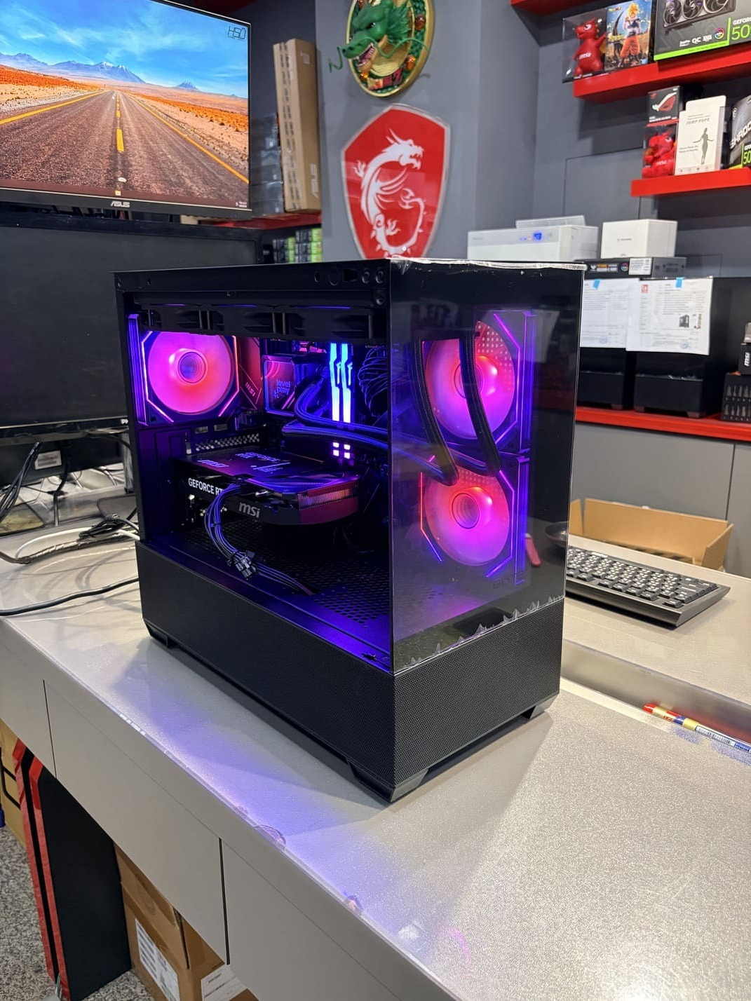 機殼側面視角 展示Levelplay水冷與RGB燈效