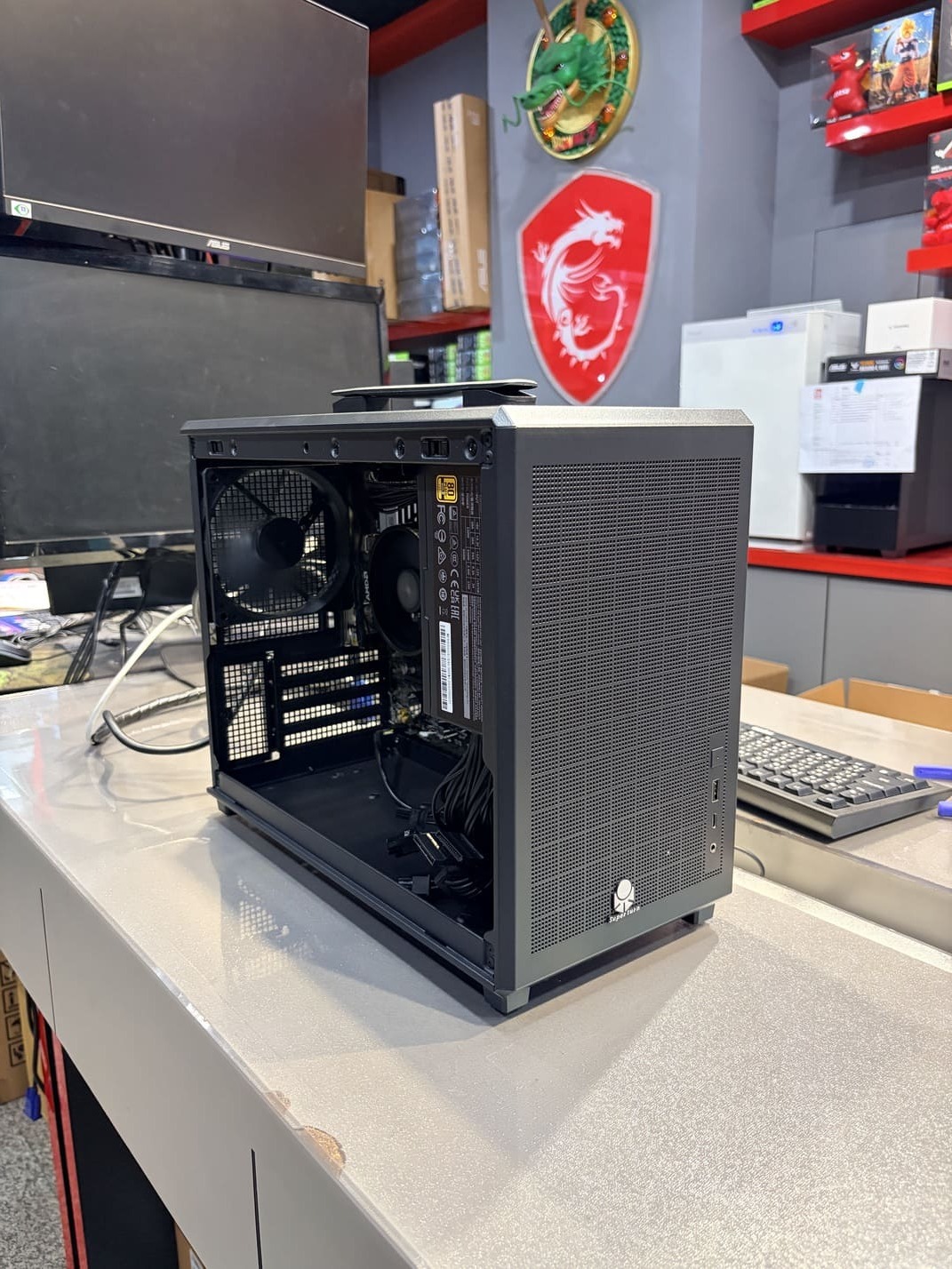 機殼側面視角 展示提把與網孔