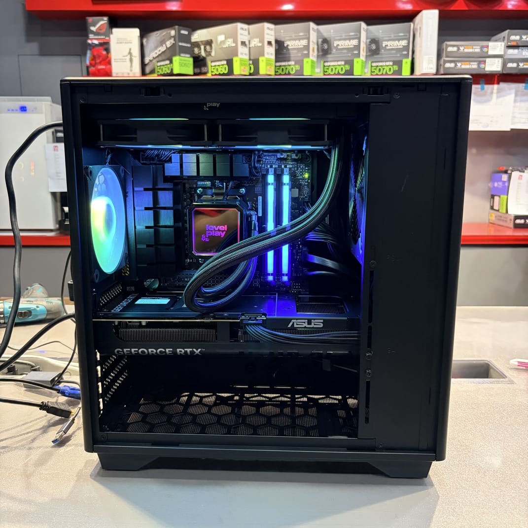 機殼側面視角 展示水冷與RGB燈效