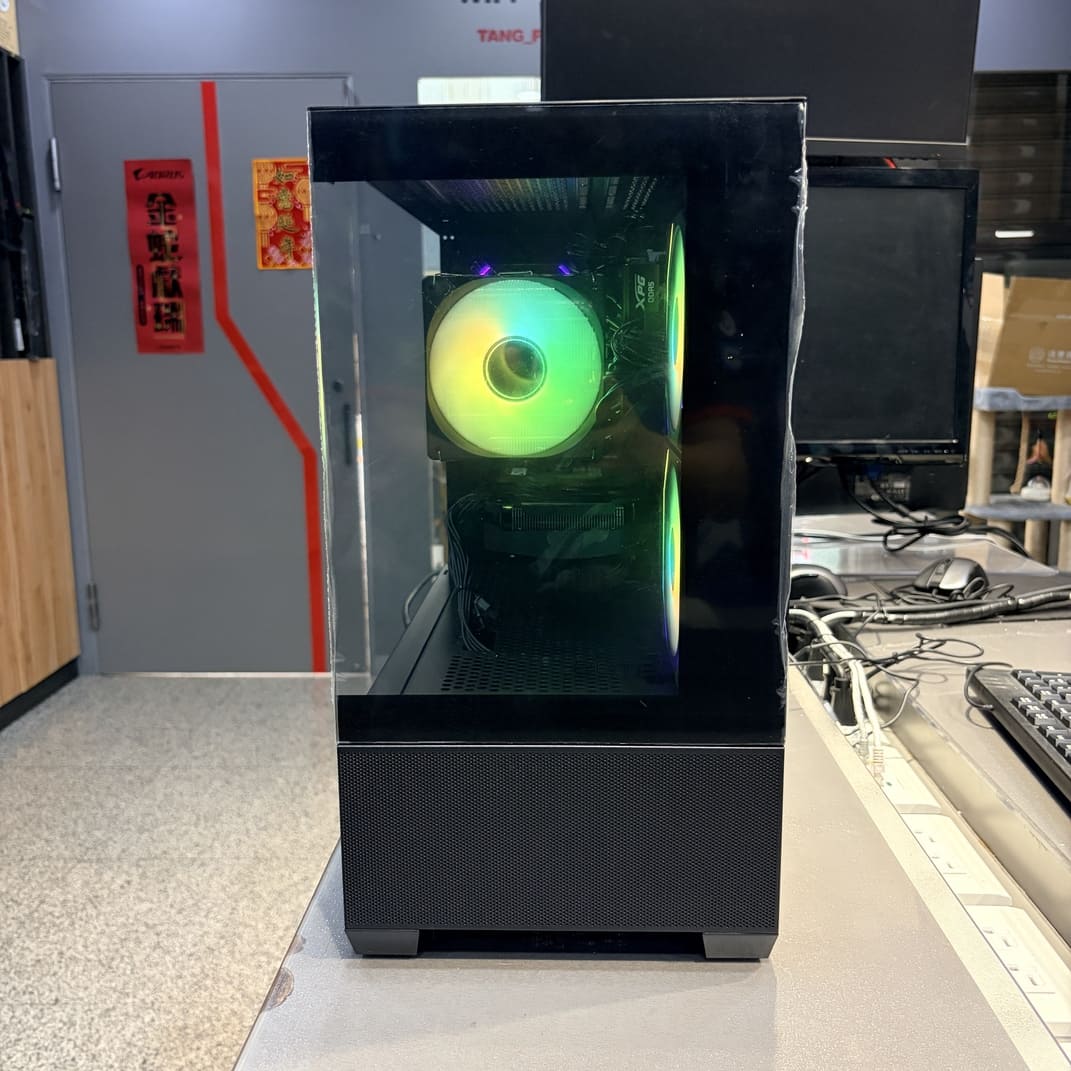 酷碼 Elite 490 機殼全景玻璃視角