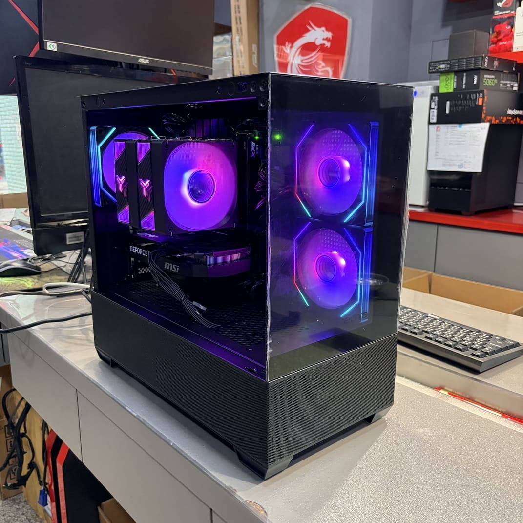 機殼側面視角 展示喬思伯CR3000散熱器與RGB燈效