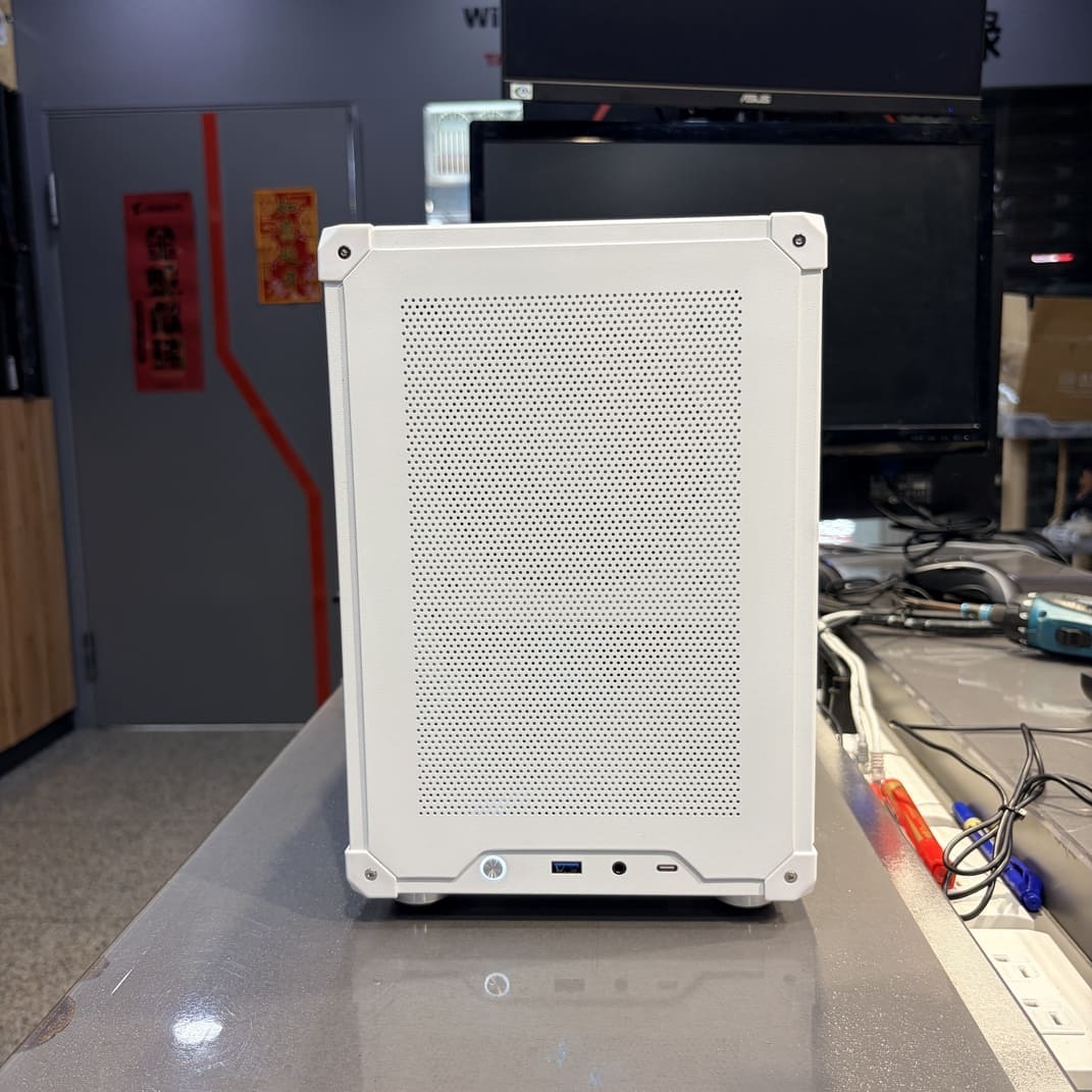 喬思伯 C6 MAX 機殼正面特寫 白色面板