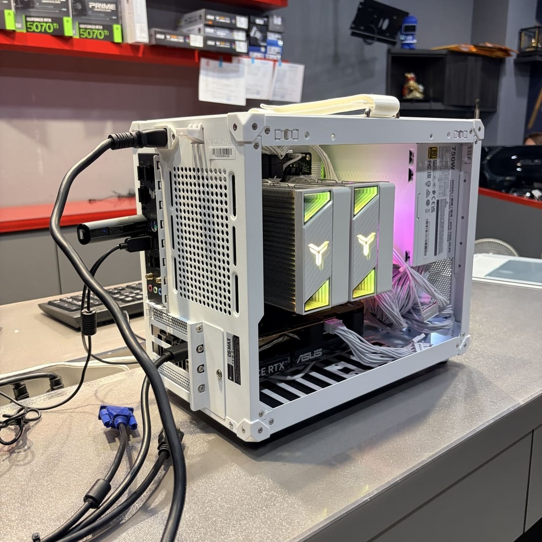 電腦內部配置全覽 白色顯卡與電源線材