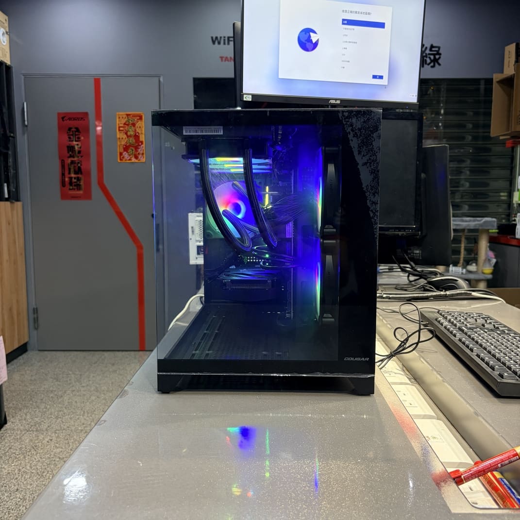 COUGAR FV150 Mini 機殼正面全景玻璃視角