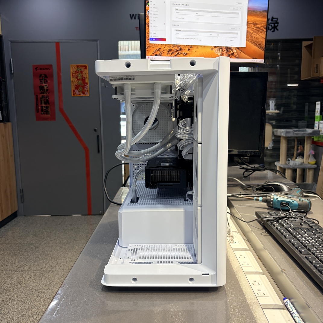 Jonsbo D300 前方視角，曲面玻璃機殼，電腦組裝推薦