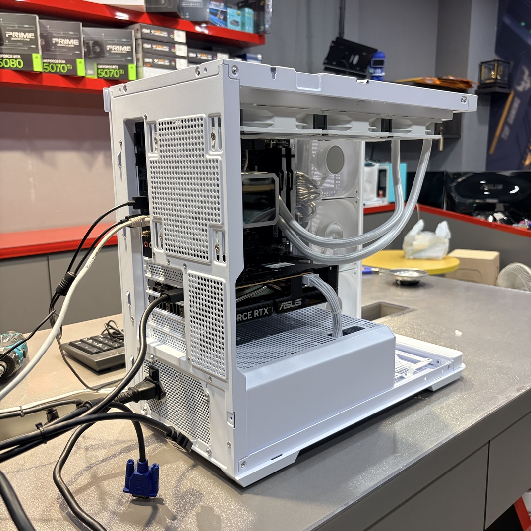 電腦機殼背面，白色線材整理，主機板 I/O 介面