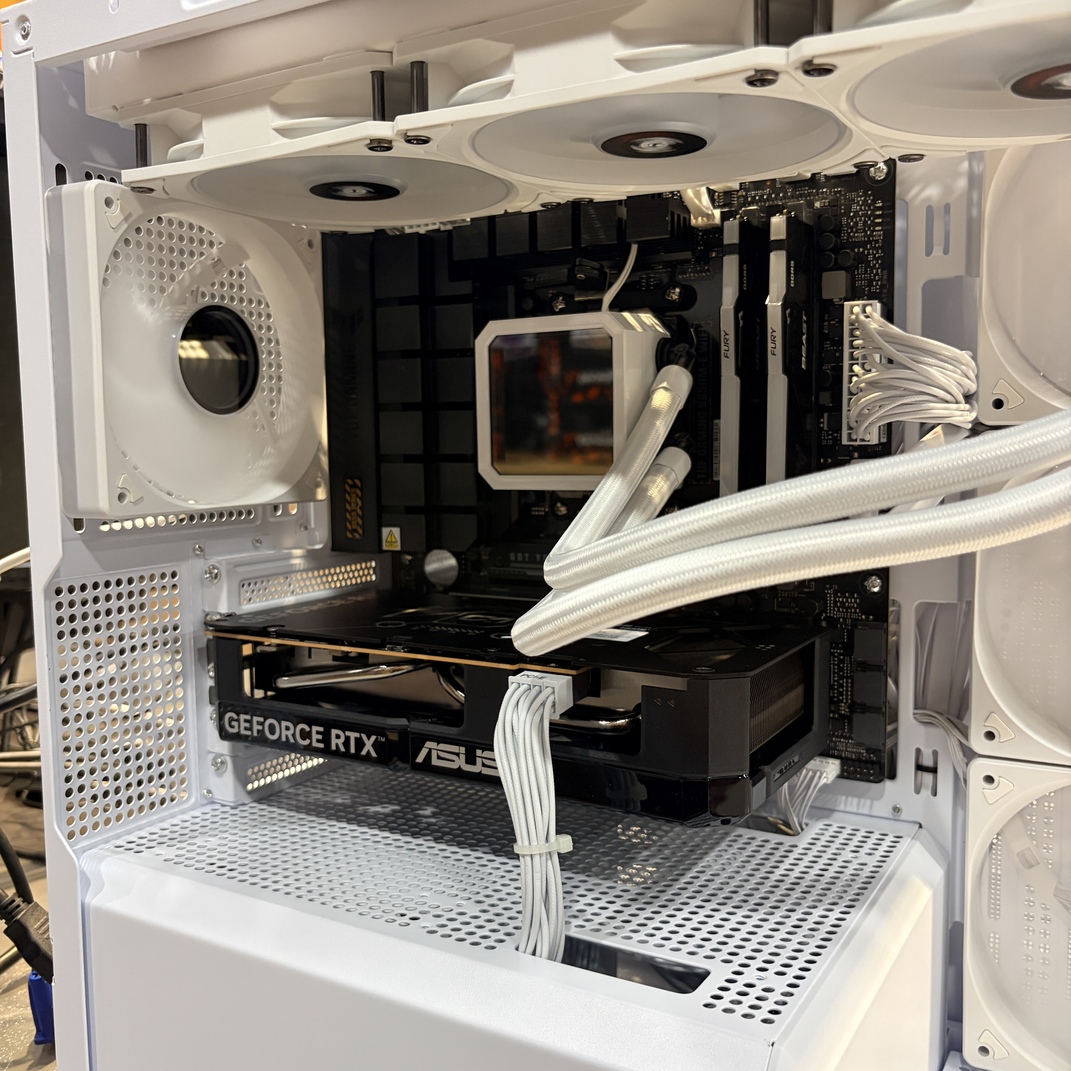 電腦內部特寫，Levelplay 水冷頭，ADATA 記憶體，RTX 5060 顯卡安裝