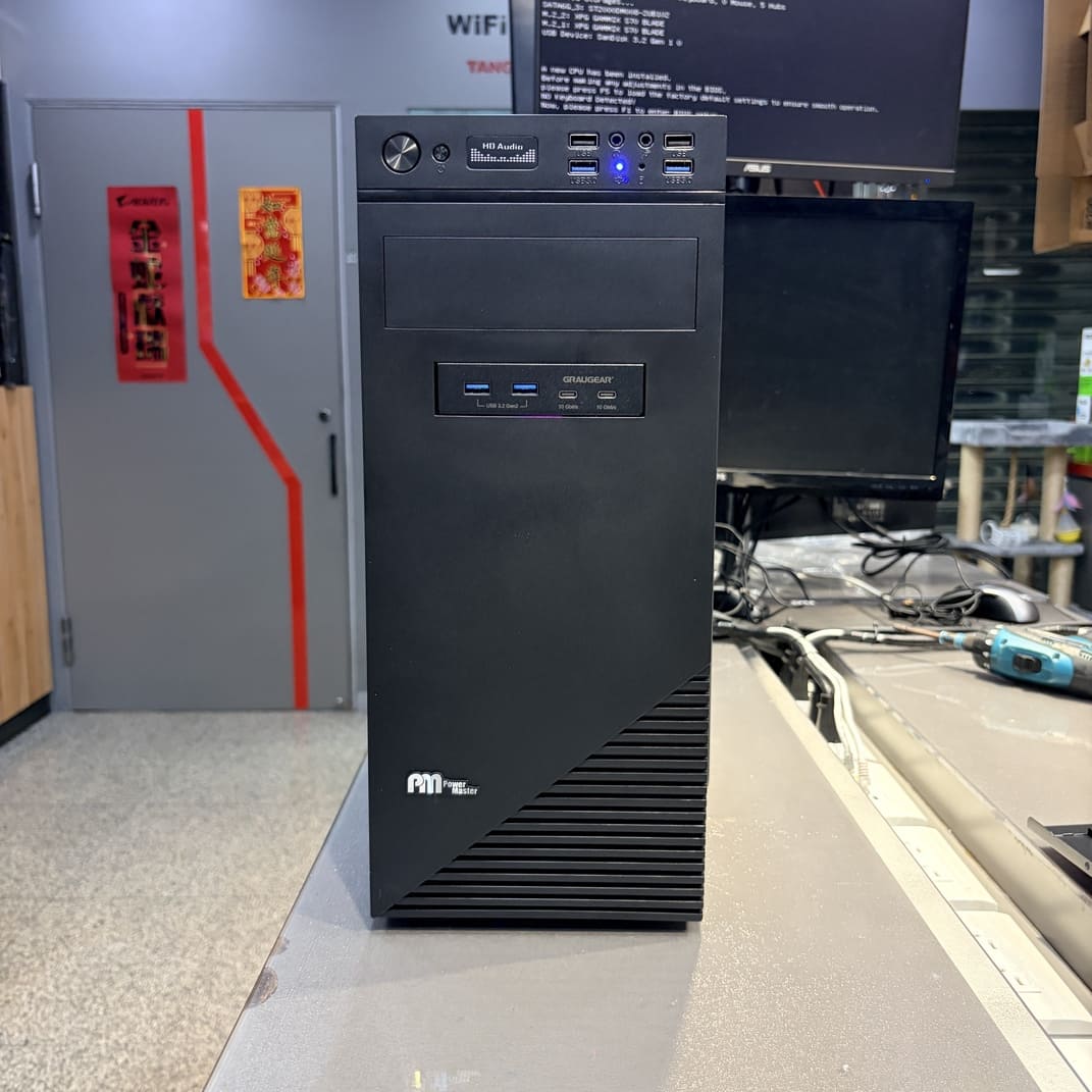 Power Master N206 機殼正面，黑色簡約機殼，有光碟機槽