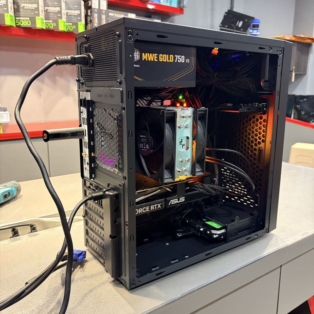 電腦主機背面，電源供應器，顯卡接口，Wi-Fi 天線