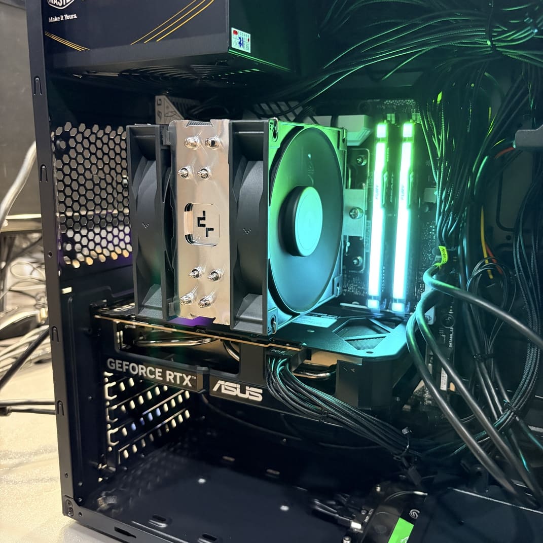 電腦內部特寫，九州風神 AG400 PLUS 散熱器，金士頓 RGB 記憶體