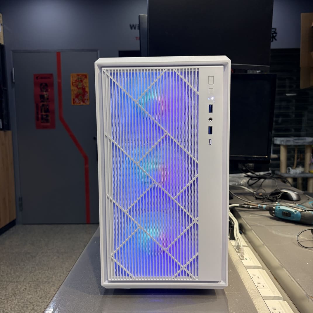 Ainar M200 機殼正面 ARGB 燈效展示，高雄組裝電腦推薦