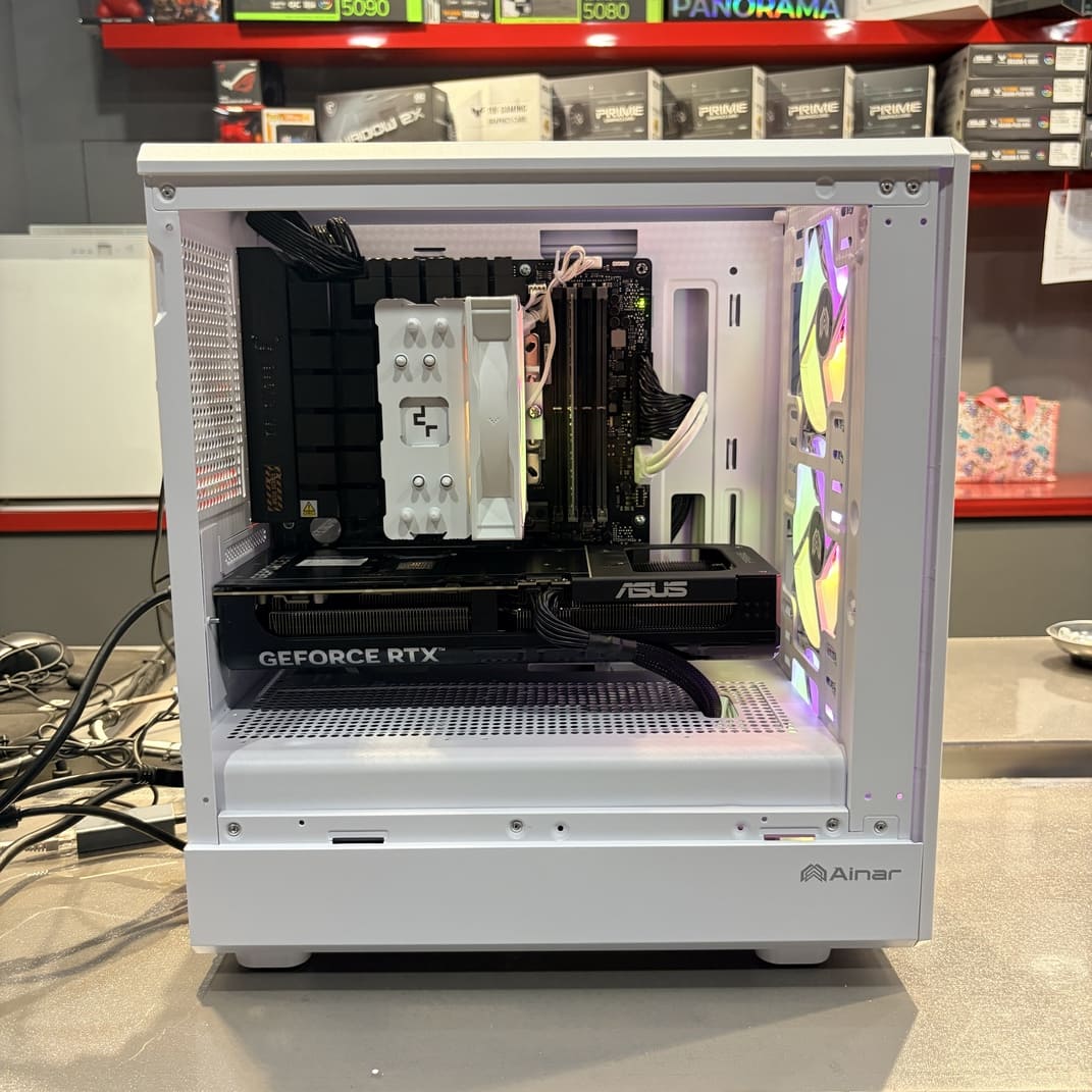 電腦內部配置，DeepCool AG400 白色散熱器，ASUS RTX 5070 顯卡