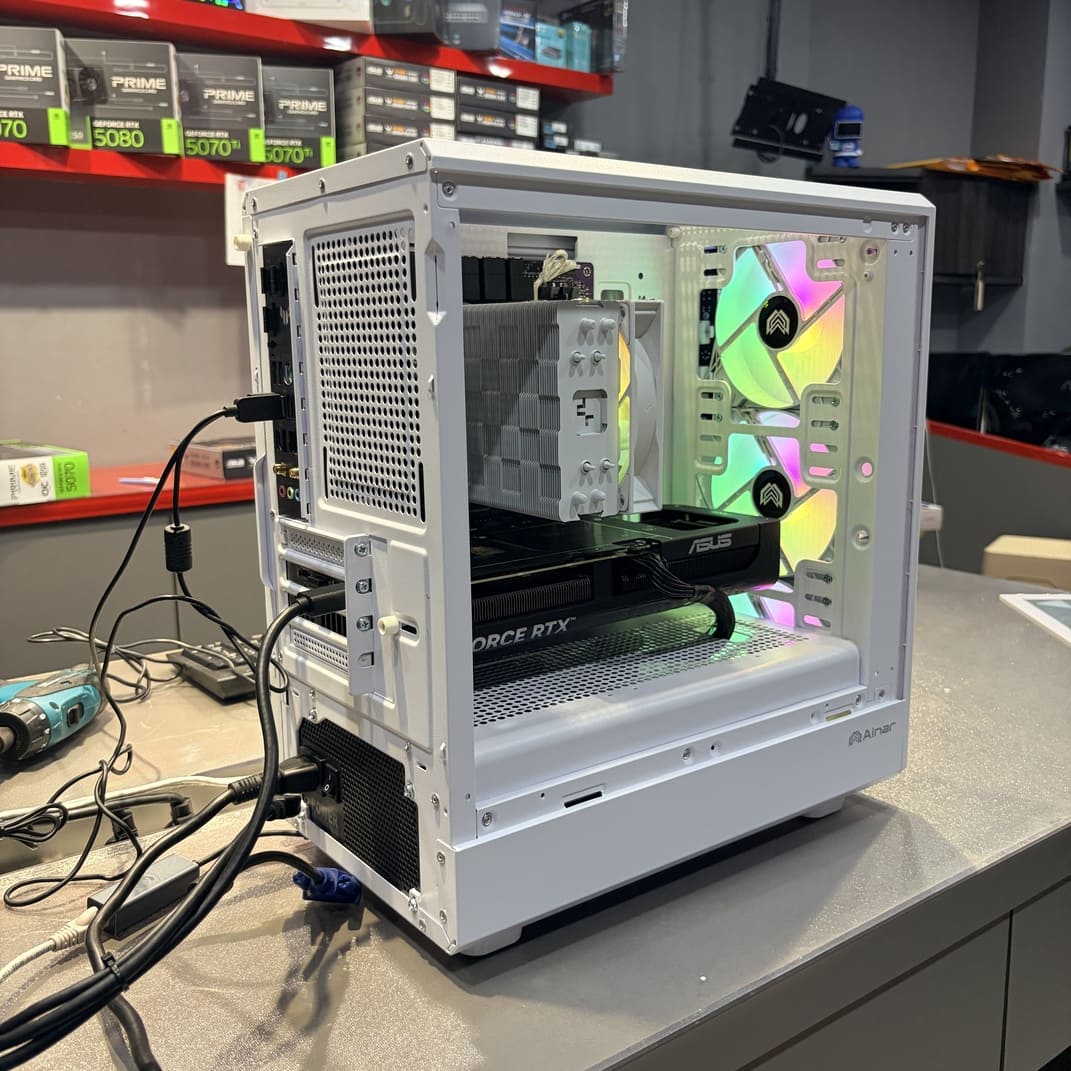 電腦機殼背面 I/O 與線材整理，全漢電源供應器