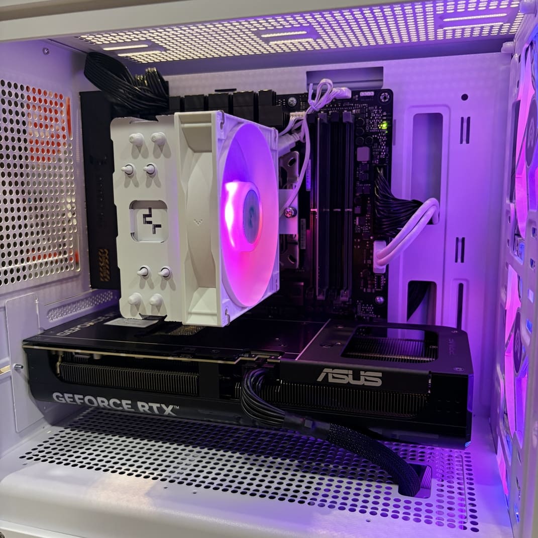 電腦內部特寫，單條記憶體插槽，AG400 ARGB 風扇