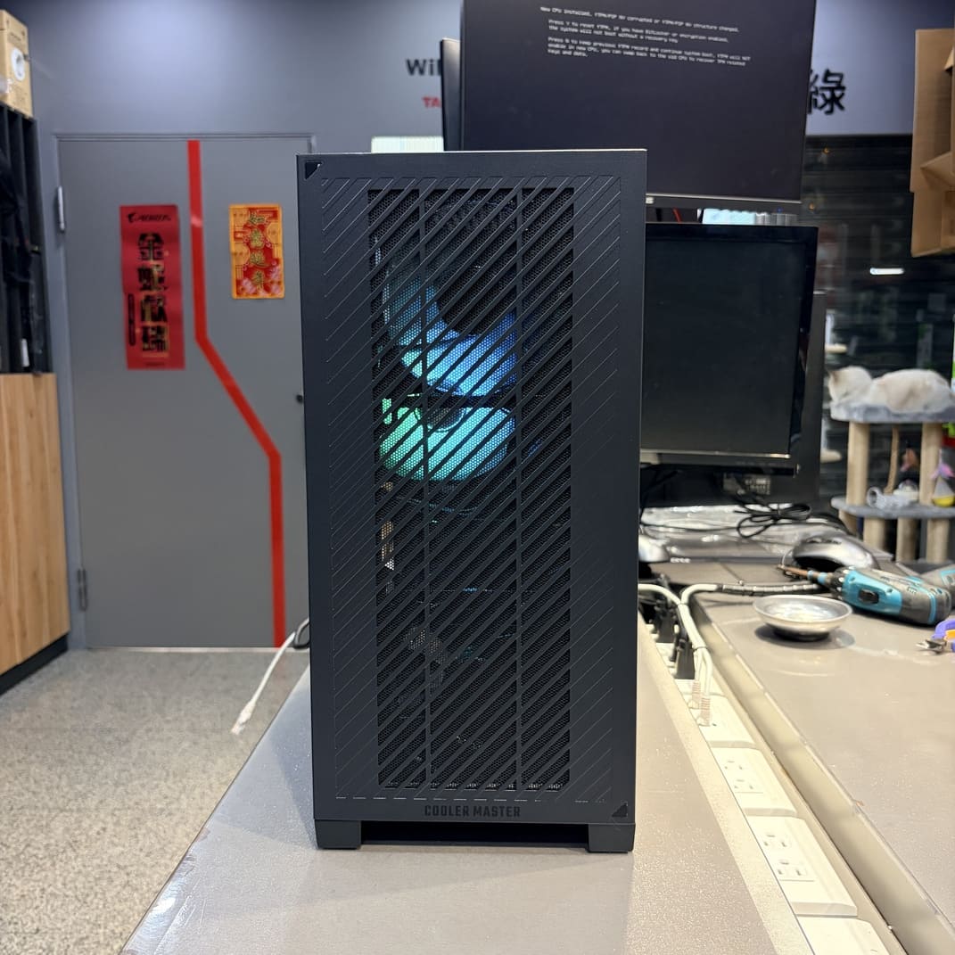 酷碼 Elite 301 Lite 金屬版機殼外觀，台北電腦組裝推薦