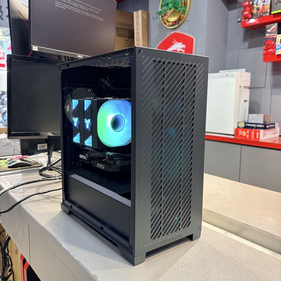 電腦內部特寫，喬思伯 CR3000 散熱器，M-ATX 主機板配置