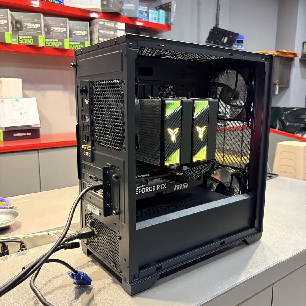 酷碼機殼背面，網孔進氣設計，M-ATX 機殼推薦