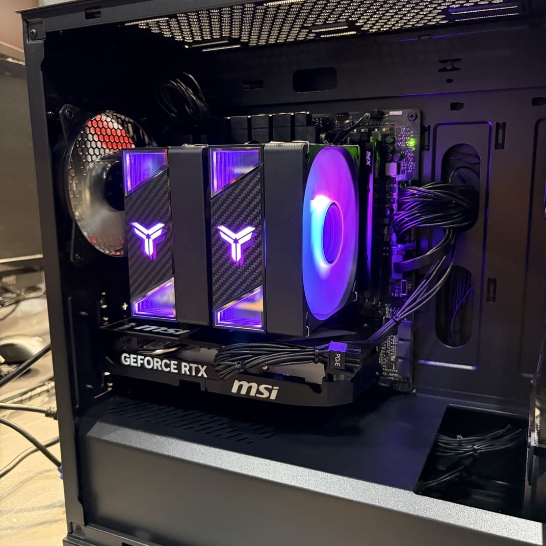 電腦機殼內部特寫，酷碼電源供應器，台北線上組裝