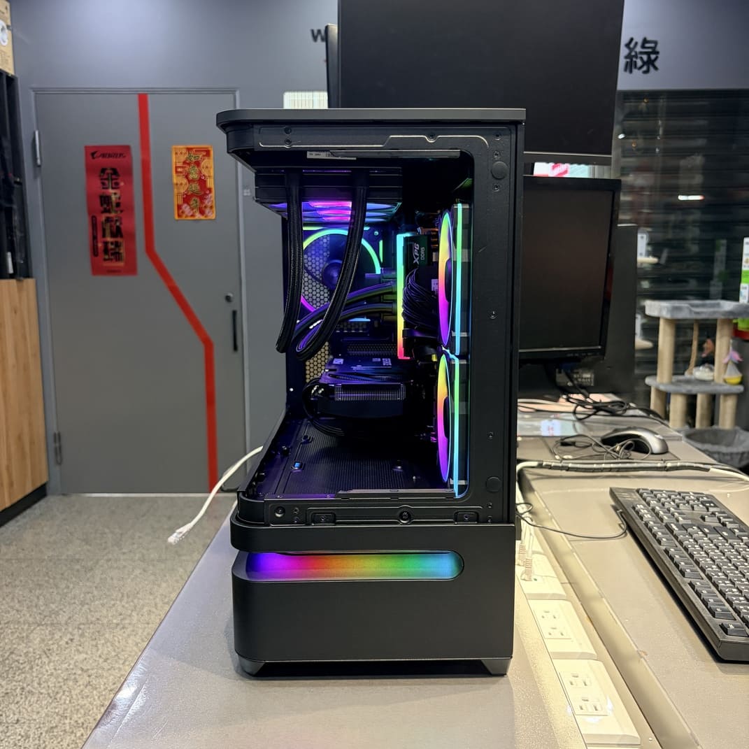 ASUS Prime AP202 機殼正面，黑色曲面玻璃設計，電腦組裝完工照