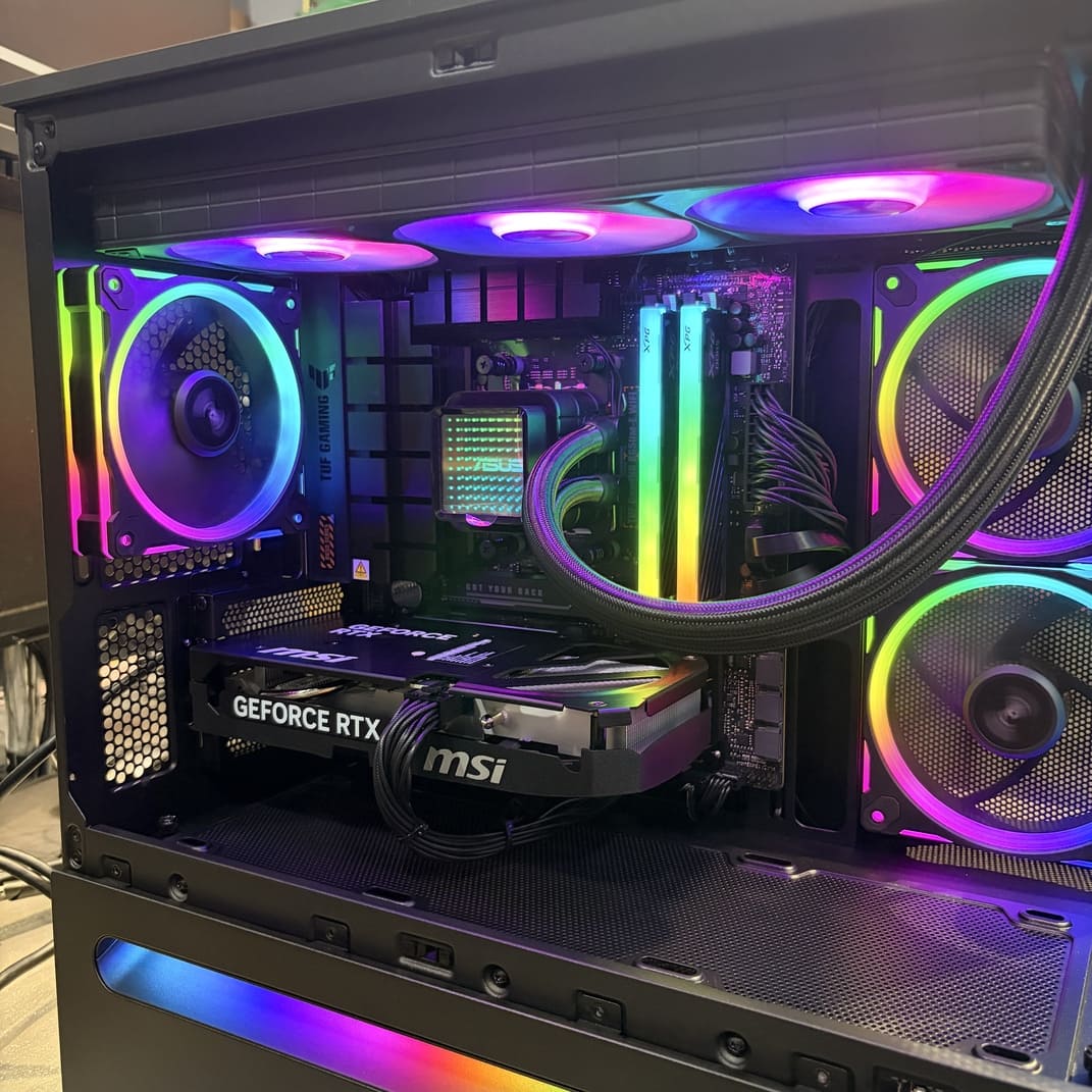 ASUS AP202 機殼側面視角，曲面玻璃反光質感