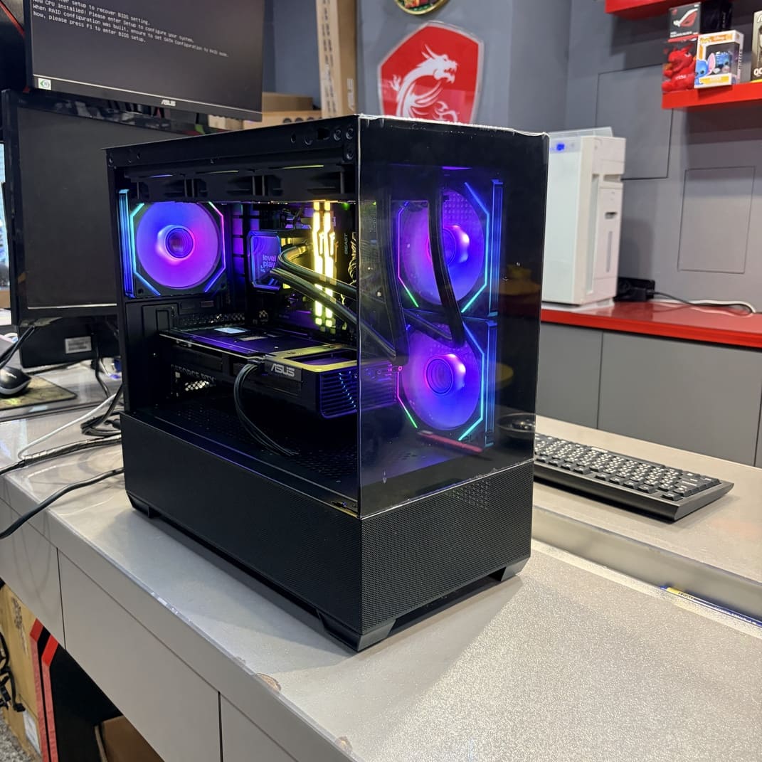 電腦機殼側面全景照，玻璃透側，內部硬體展示