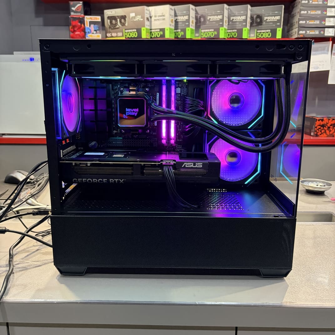 ASUS RTX 5070 Ti 顯示卡安裝特寫，機殼內部 RGB 燈光