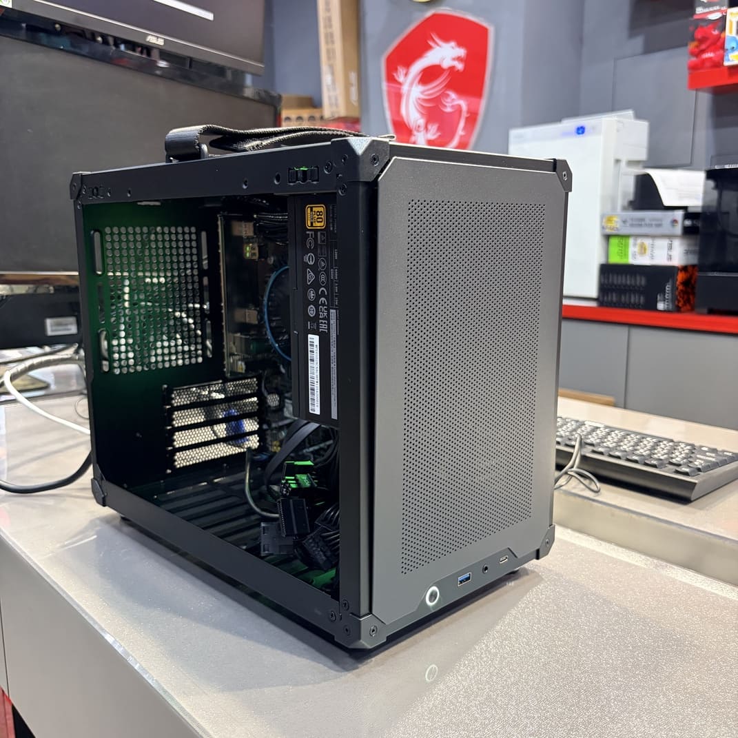 喬思伯 C6 MAX 機殼外觀，黑色緊湊設計帶有頂部提把