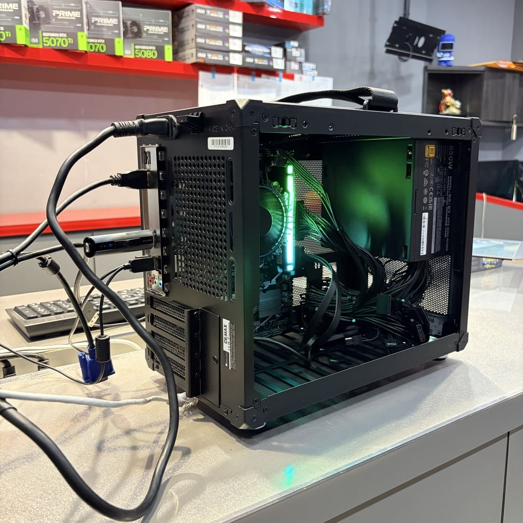 喬思伯 C6 MAX 機殼背面視圖，展示主機板接口與電源輸入