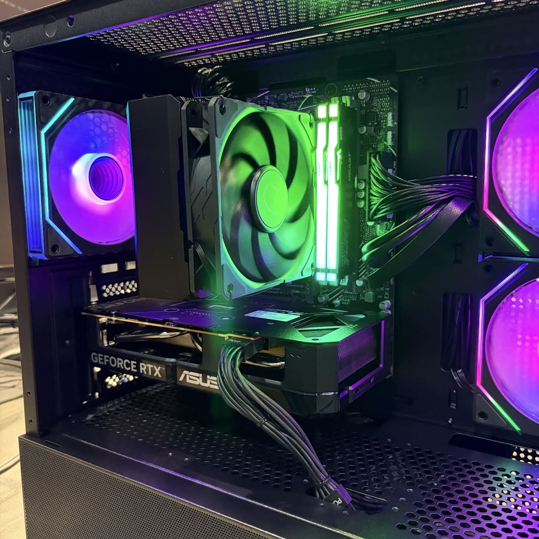 電腦內部特寫，酷碼 Hyper 212 散熱器，金士頓 RGB 記憶體