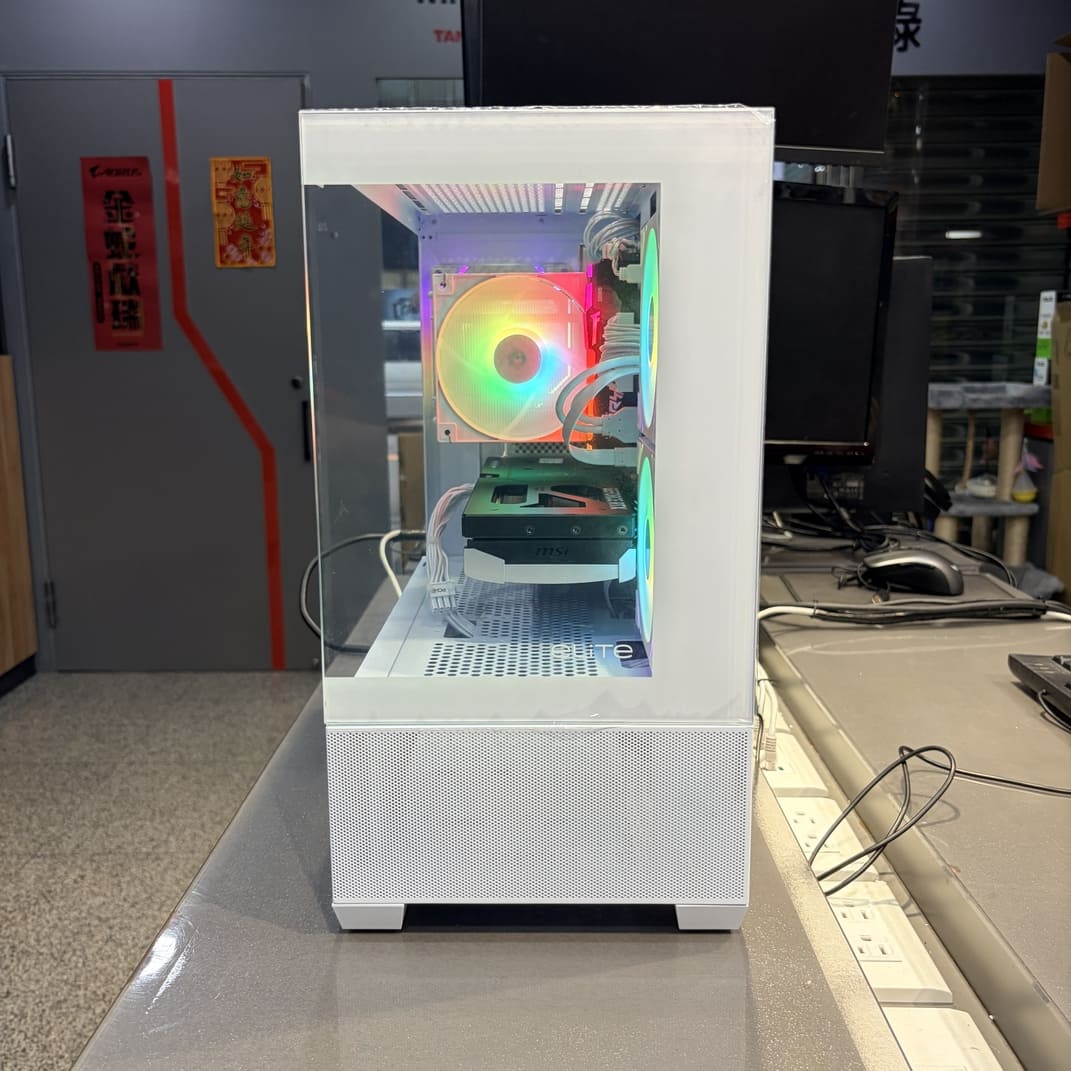 電腦機殼側面全景照，玻璃透側，內部 RGB 燈光