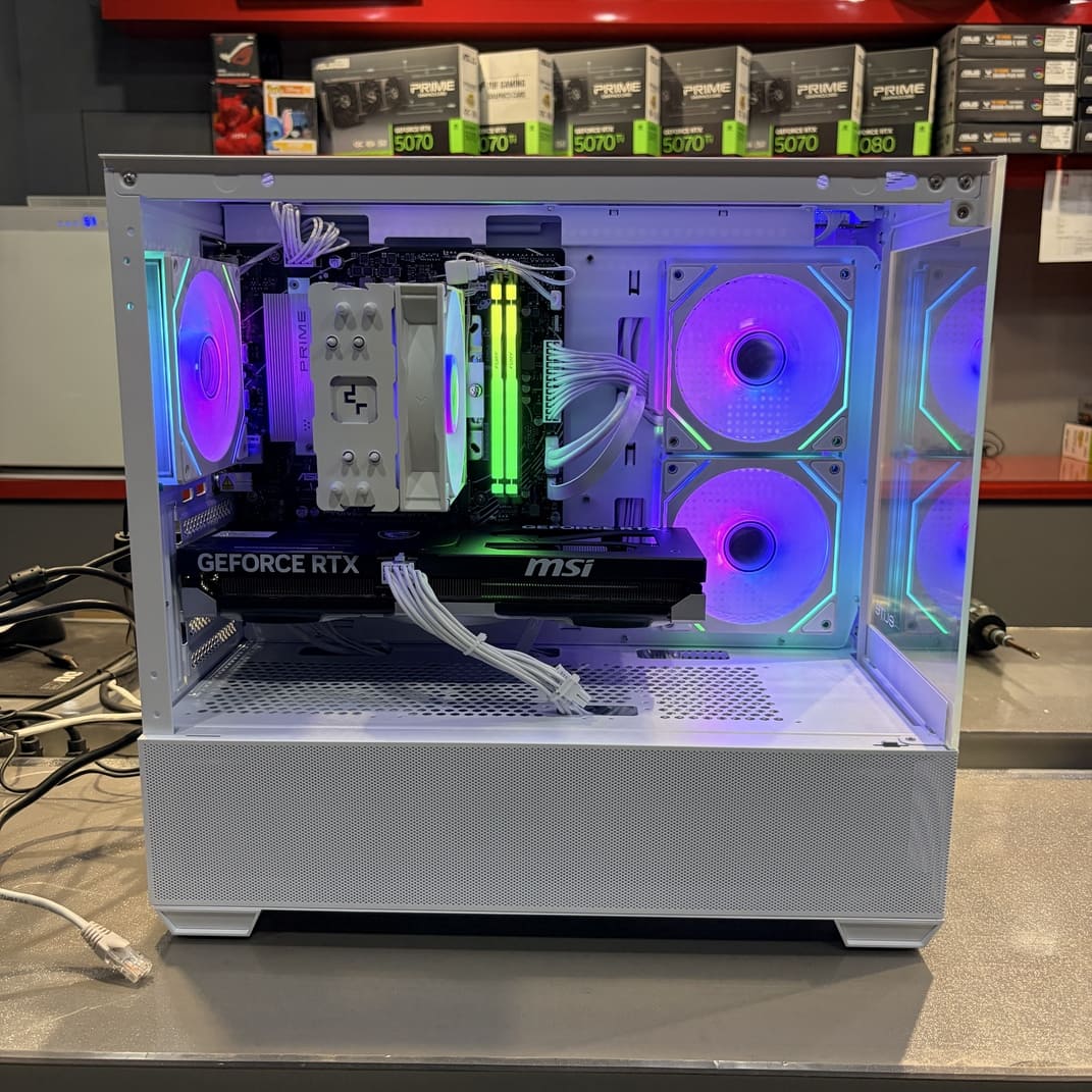 微星 RTX 5060 Ti 三風扇顯卡特寫，機殼內部空間