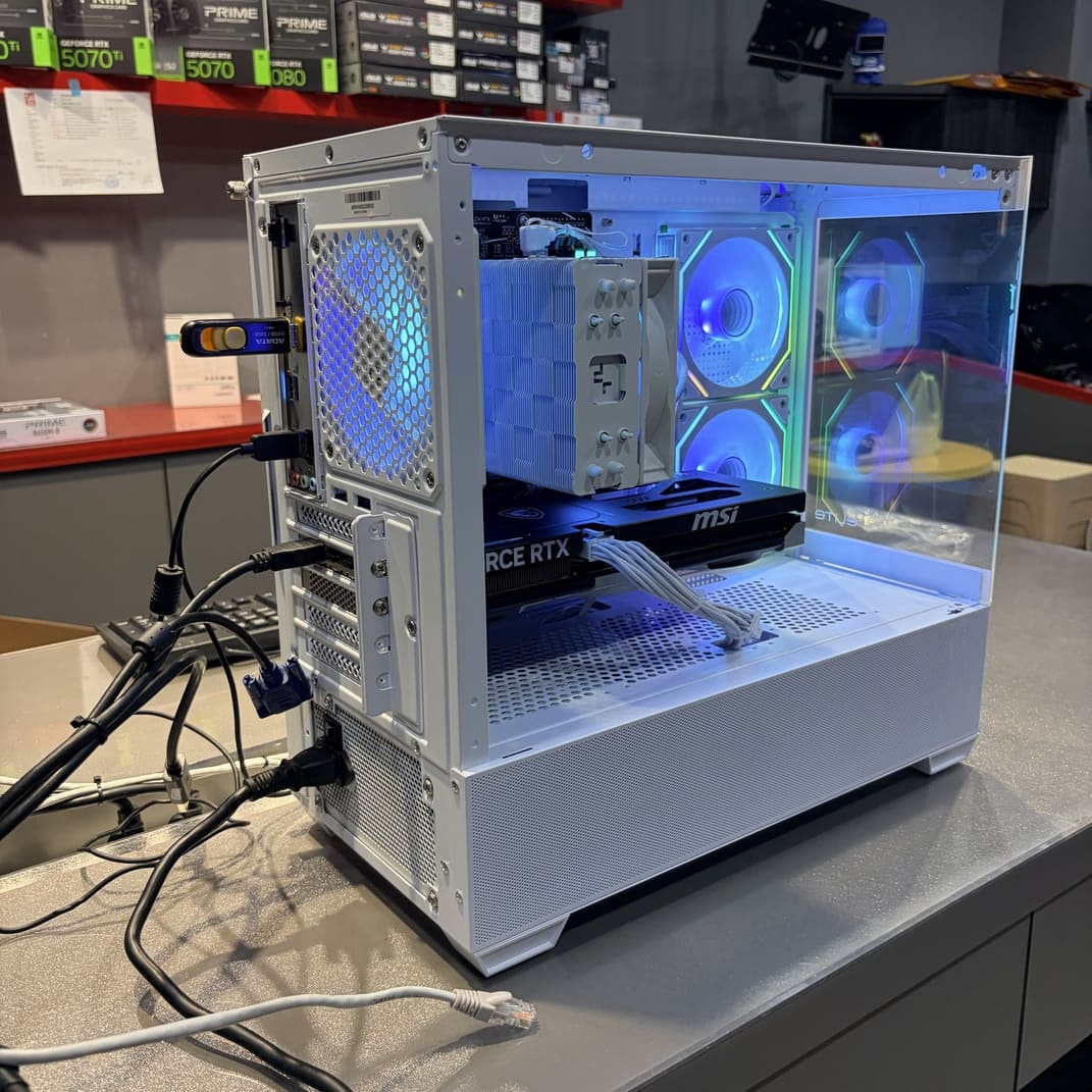 電腦機殼背面，I/O 接口，白色電源供應器