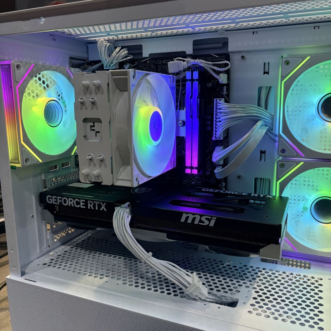 電腦內部特寫，九州風神 AG400 白色散熱器，微星顯卡