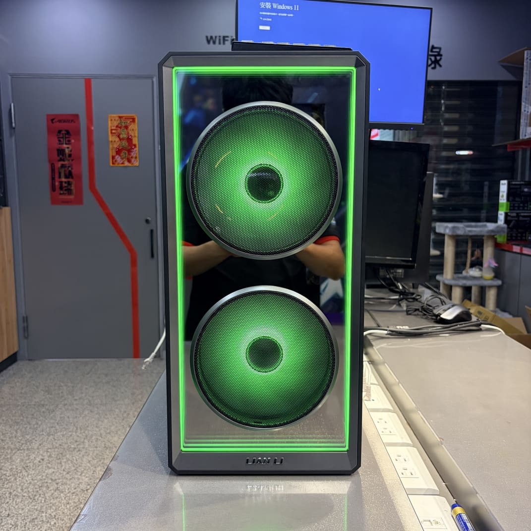 機殼正面特寫，無限鏡風扇燈效