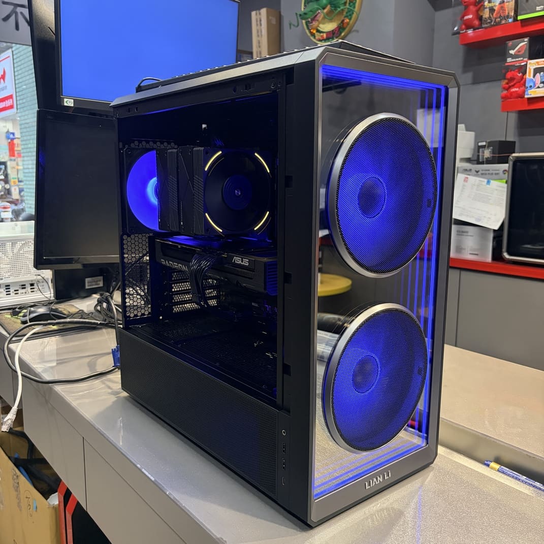 聯力 LANCOOL 217 機殼，前方大風扇與RGB燈環