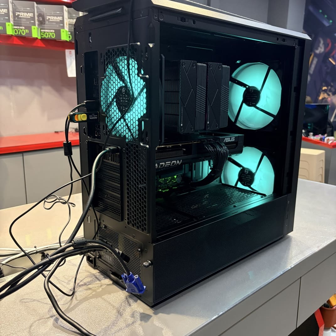 機殼內部側面照，後方風扇與前方風扇對流