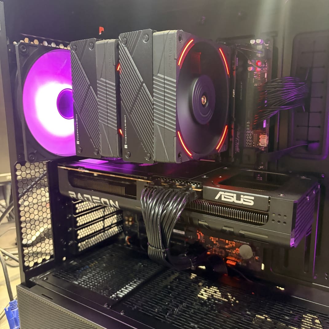 電腦內部特寫，利民 PS120 EVO 散熱器，華碩 RX 9070 XT 顯卡