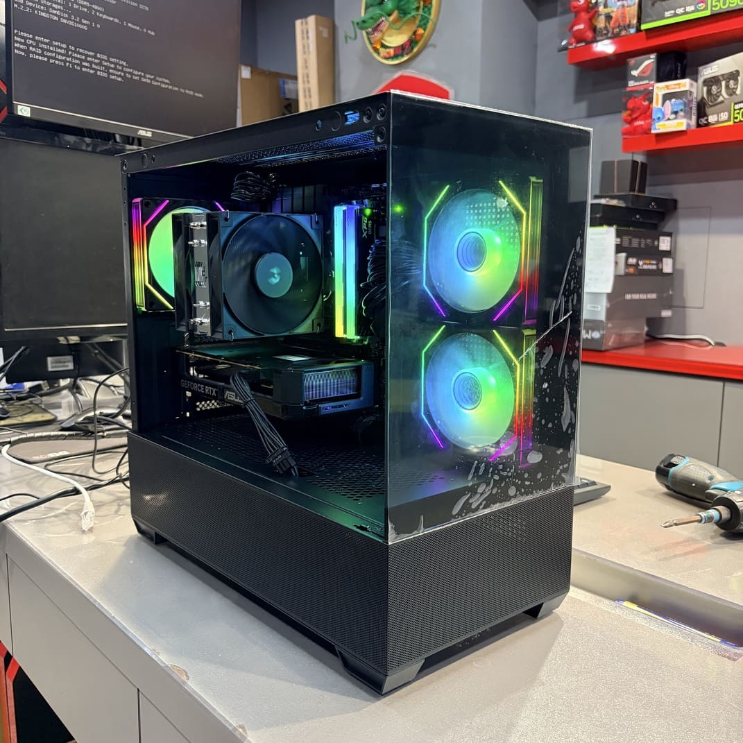 電腦主機斜側面 ARGB 風扇燈效展示